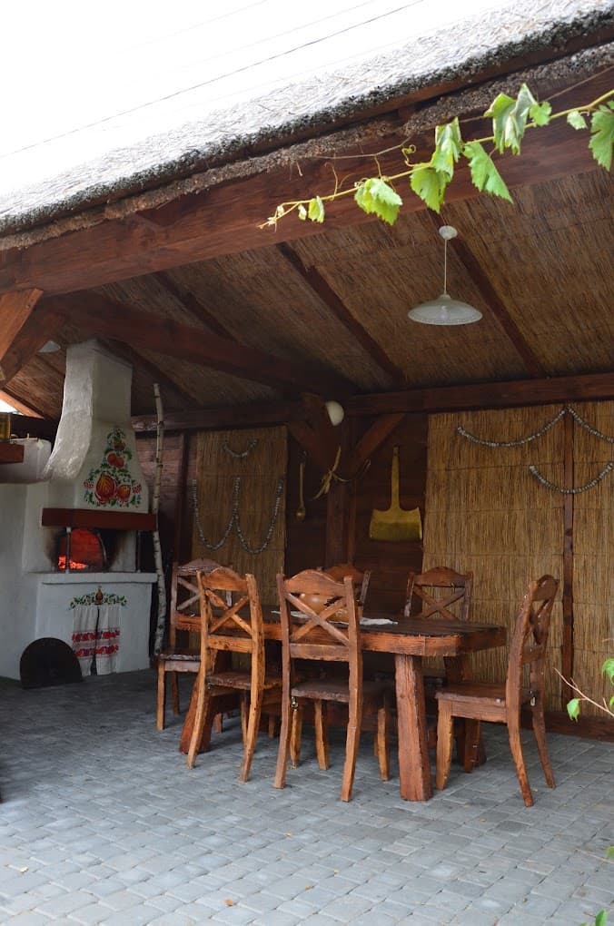 Бесідка з піччю та солом’яною стелею