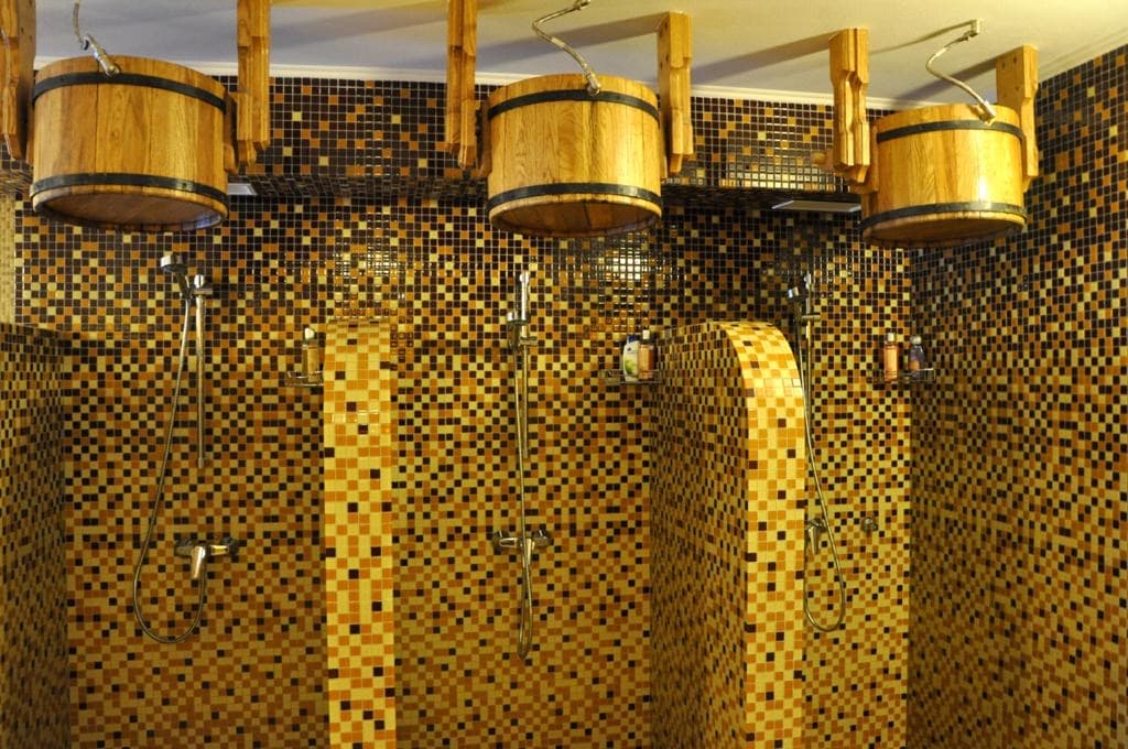 Обливні кадуби над мозаїчними душовими