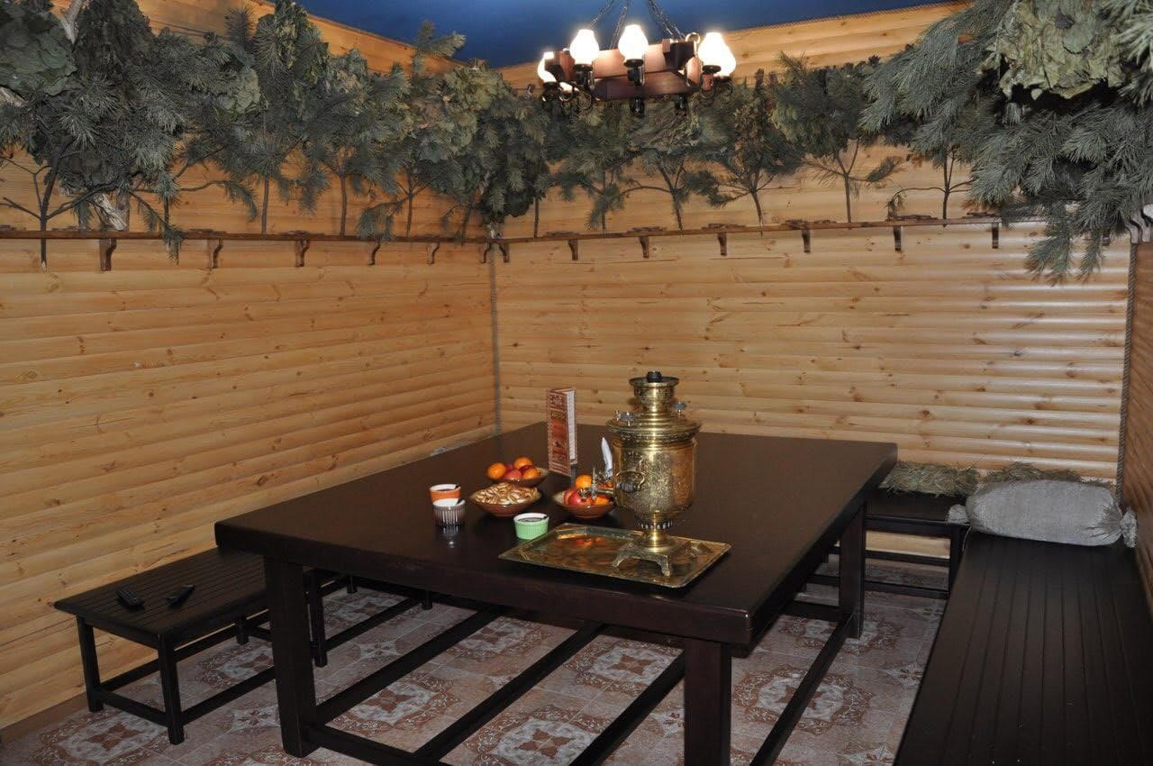 Трапезна із самоваром, чаєм і медом